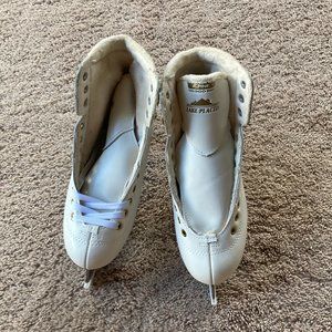 Lake Placid Alpine 900 Traditional Figure Skates